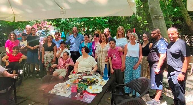 Φωτογραφία Καλοκαιρινές στιγμές γεμάτες χαμόγελα, μουσική και αγάπη στη γιορτή του ΚΔΑΠ ΑμεΑ Νάουσας